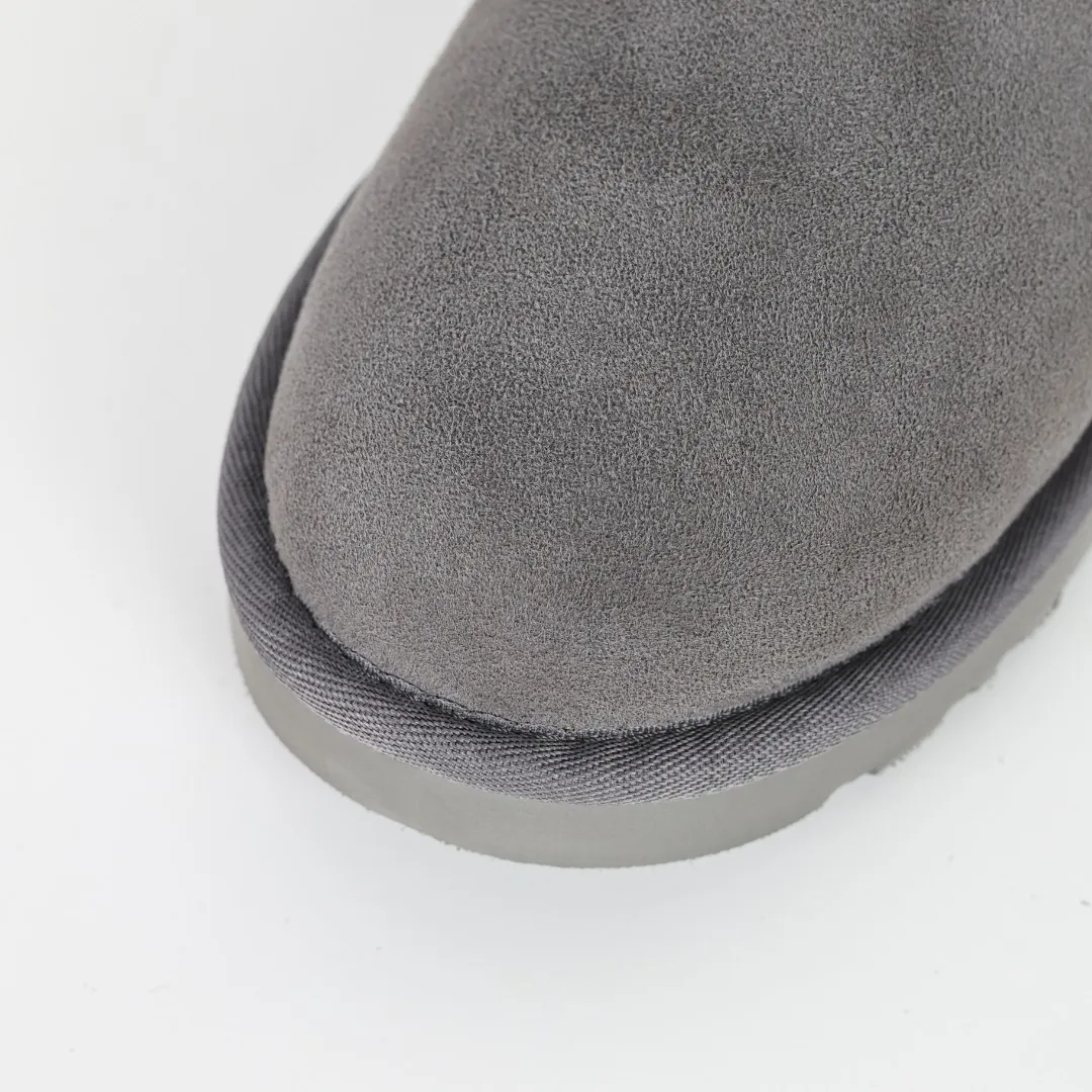 Pick up locally 💰480, core recommendation, good price UGG Classic MiNi basic low-top series, Xiaohongshu hot model, Henan Longfeng leather production, sheepskin integrated, top quality in the market, 2-3 cm cashmere insole, keeping warm in winter, suitable for home use. In the new year, uug launched a style series, which is partially biased towards the preferences of young consumers, and has also moved to the forefront of fashion trends. Shoe body material, water-repellent coated suede upper 17mm UGGPURE™ implanted wool insole Lightweight non-slip comfortable rubber outsole With brand LOGO Trademark Comes with full packaging Size: 35 36 37 38 39 40